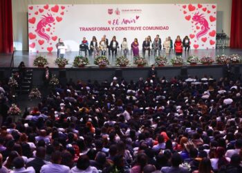Matrimonio de 2 mil 376 parejas en la boda colectiva efectuada en el Auditorio Nacional, con los funcionarios del gobierno de la CDMX al frente.
