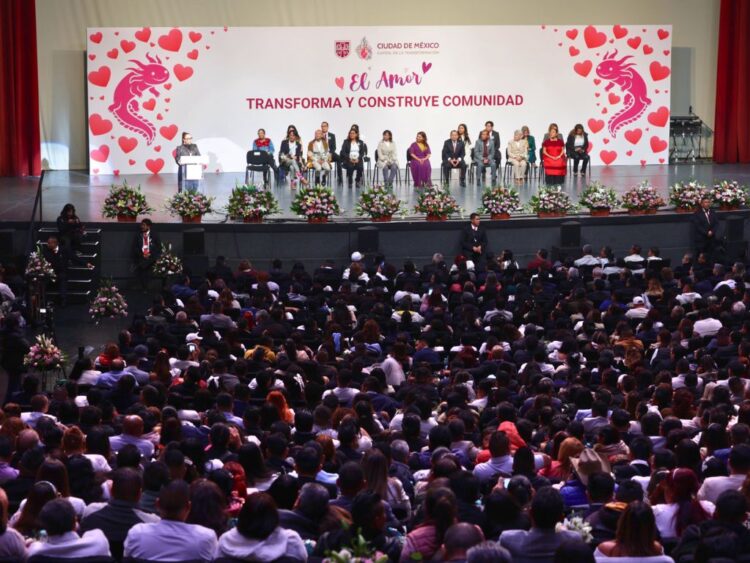 Matrimonio de 2 mil 376 parejas en la boda colectiva efectuada en el Auditorio Nacional, con los funcionarios del gobierno de la CDMX al frente.