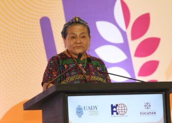 La paz se construye en comunidad: Rigoberta Menchú