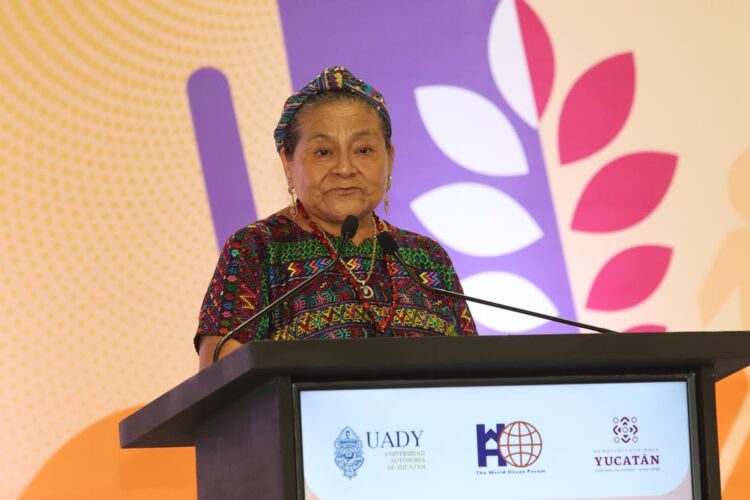La paz se construye en comunidad: Rigoberta Menchú