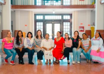 Maestras y maestros artesanos participan en el Laboratorio de Innovación de Original en Monterrey, un modelo formativo que impulsa la sostenibilidad y proyección del arte textil mexicano. | AMEXI/FOTO: cultura.gob.mx