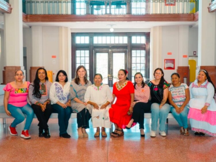 Maestras y maestros artesanos participan en el Laboratorio de Innovación de Original en Monterrey, un modelo formativo que impulsa la sostenibilidad y proyección del arte textil mexicano. | AMEXI/FOTO: cultura.gob.mx