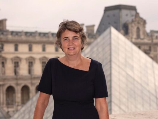 Laurence des Cars renunció a la dirección del Museo de Louvre, en Francia. 