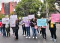 Protesta trabajadores y trabajadoras por hostigamiento en Benito Juárez