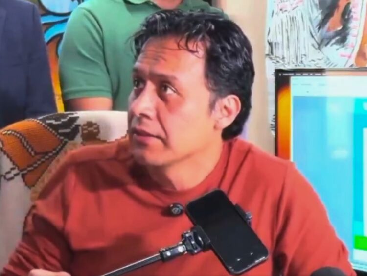 Marx Arriaga, en conferencia de prensa. Denuncia intento de despido ilegal en su contra. AMEXI.