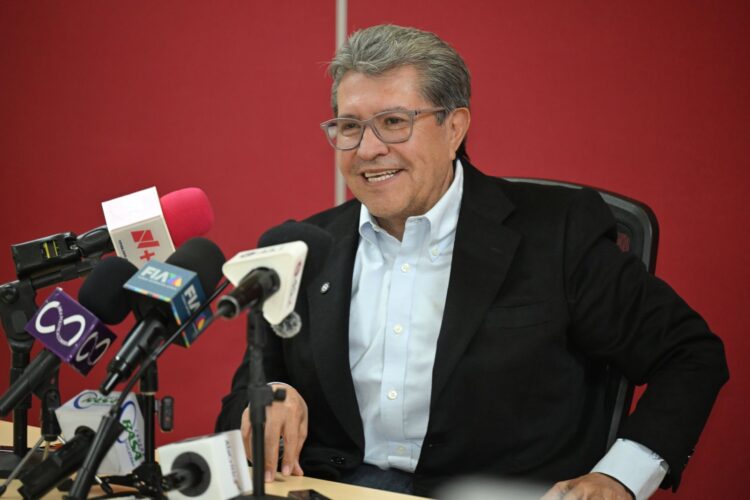 "Estás Viendo la Tormenta, Hijito, no te Hincas": Ricardo Monreal