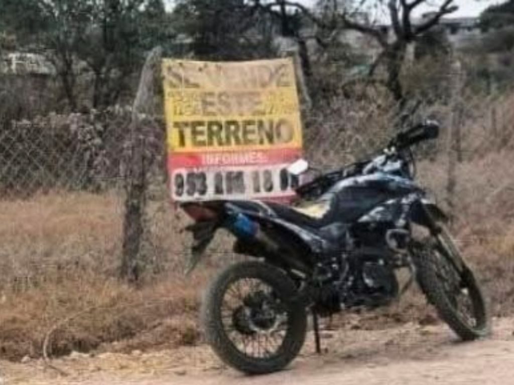 Motocicleta en la que se trasladaba el menor asesinado en Huajuapan de León, Oaxaca; autoridades investigan el ataque.