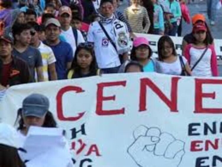 Gobierno de Oaxaca entrega mil 600 nuevas plazas a normalistas de la Sección 22 de la CNTE