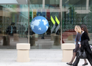 OCDE urge a México reducir déficit y combatir informalidad laboral