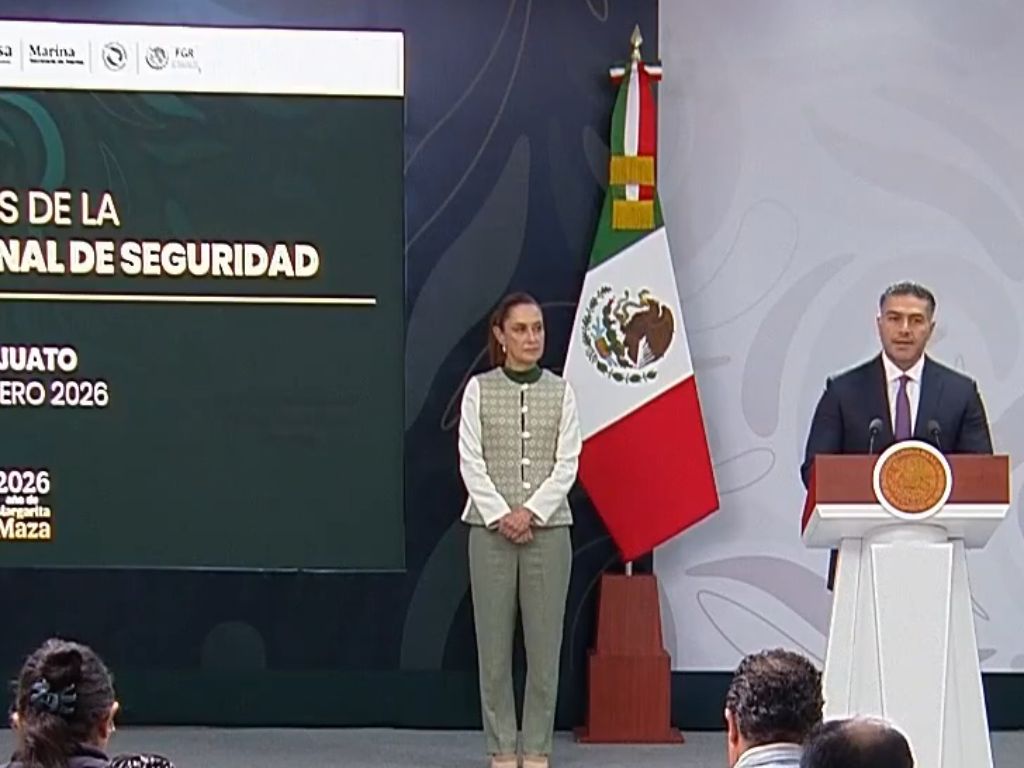 Omar García Harfuch y la presidenta Claudia Sheinbaum en la mañanera del 20 de febrero de 2026 desde Guanajuato. AMEXI Foto Captura de video