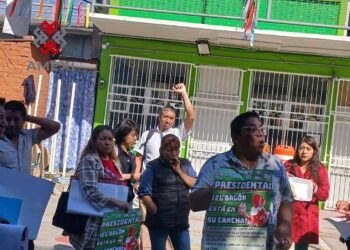 "Presidenta, el balón está en su cancha" es la consigna de uno de los poster que se distribuyen en el brigadeo nacional de la CNTE, en la CDMX