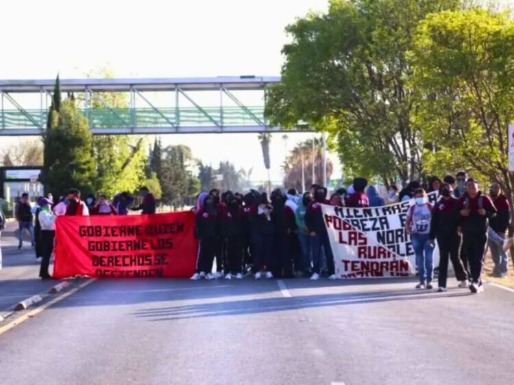 Normalistas de El Mexe ponen fin al bloqueo en el bulevard Felipe Ángeles.