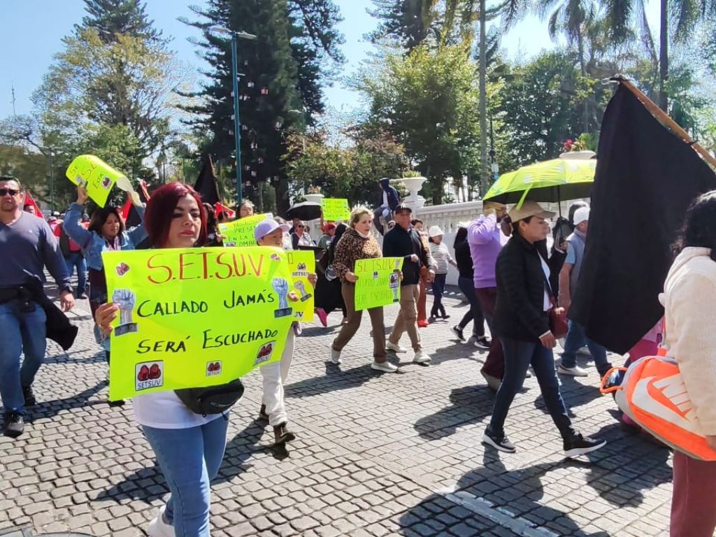 Protestan en calles trabajadores SETSUV 