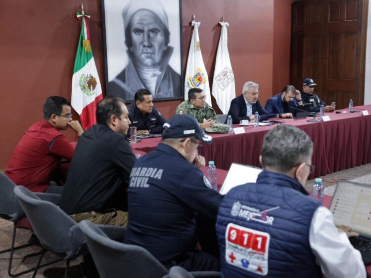 Autoridades de seguridad, protección civil, Guardia Nacional y el gobernador de Michoacán reunidos en sesión del Gabinete de Seguridad de Michoacán