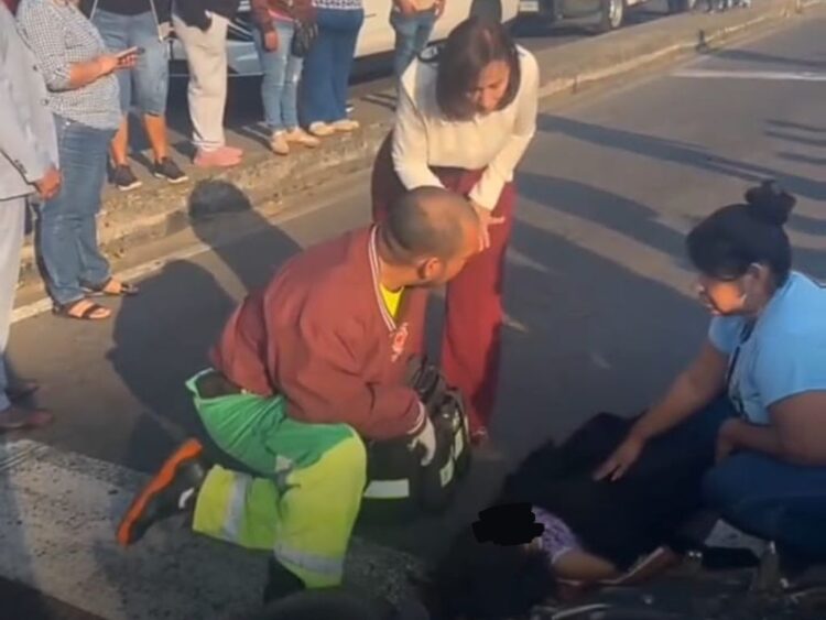 Rocío Nahle auxilia a madre e hija tras accidente