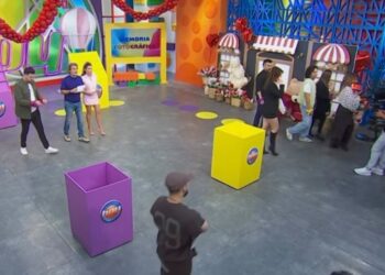 Conductores de “Hoy” reaccionan al simulacro de sismo, transmitiendo calma y recomendaciones de prevención en vivo. | AMEXI/FOTO: Captura de pantalla