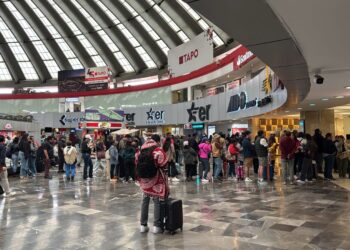 Bloqueos suspenden corridas en terminales; aeropuertos operan con normalidad