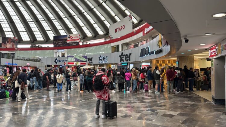 Bloqueos suspenden corridas en terminales; aeropuertos operan con normalidad