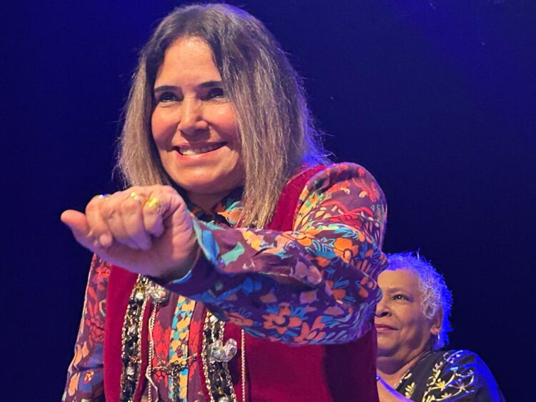 Tania Libertad, comprometida con el público, canta más allá del límite en memorable concierto