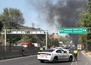 Tráiler de doble remolque se incendia y paraliza la autopista Chamapa-Lechería