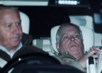 Andrés Mountbatten-Windsor salió de la comisaría. a donde fue llevado