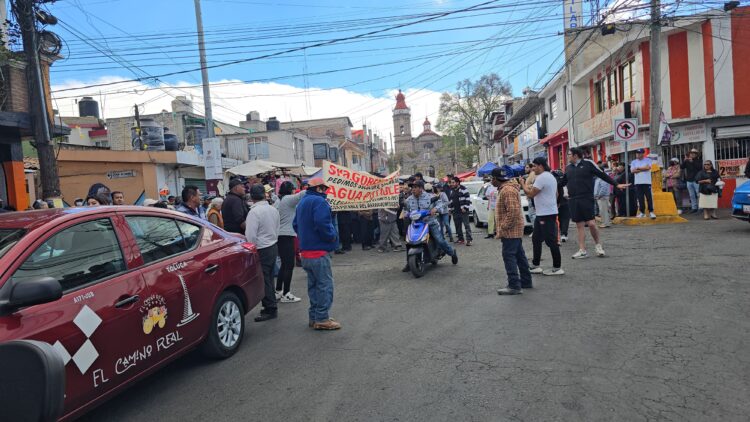 Bloquean México-Toluca por falta de agua en Ocoyoacac