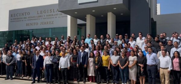 Chagoya acudió a la sede de la Cámara de Diputados acompañado de regidores, empresarios y vecinos.