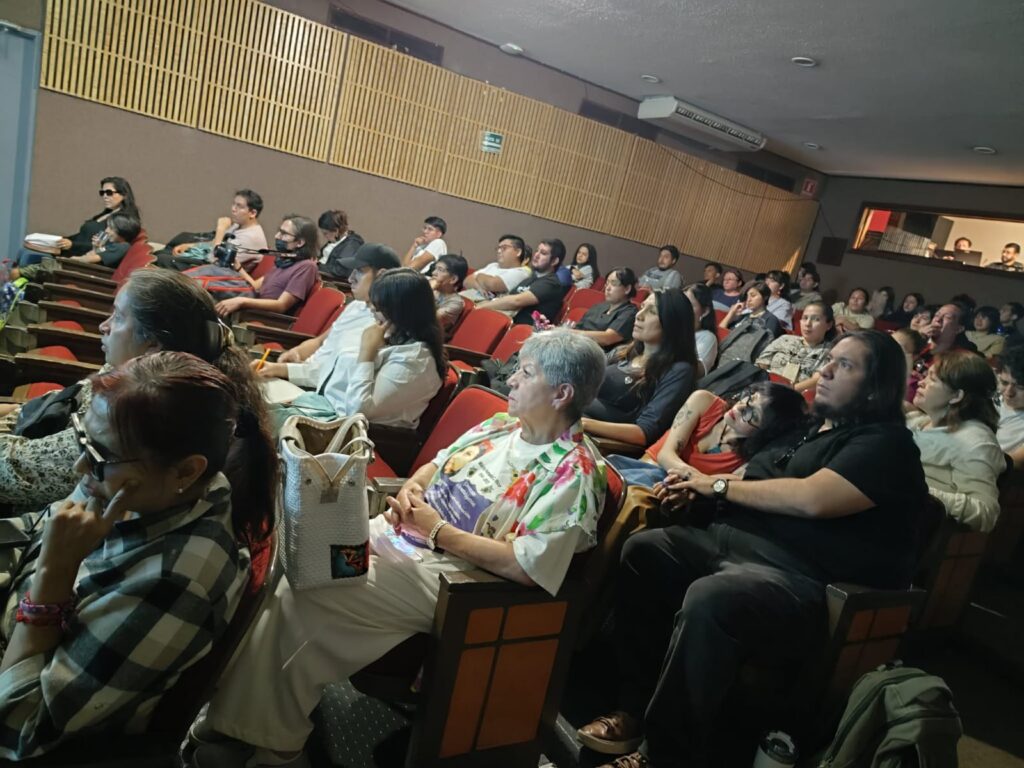 La familia, protagonistas e invitados toman la palabra durante la sesión de diálogo, transformando el dolor en una red de fuerza colectiva que no dejará de alzar la voz. AMEXI/Foto: cortesía
