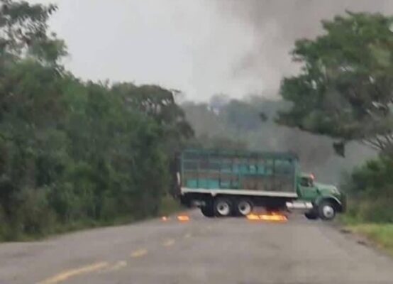 El operador de la unidad fue bajado por civiles armados que quemaron el vehículo