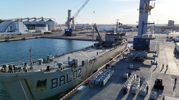 Zarpan de Veracruz buques con ayuda humanitaria de México para Cuba