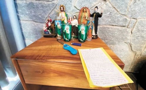 Altar religioso en la casa de El Mencho