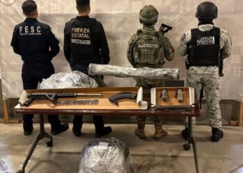 Autoridades estatales y federales aseguran armamento de alto poder en el poblado Valle de las Palmas, en el municipio de Tijuana.