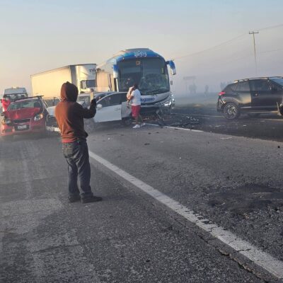La vialidad permanece cerrada, ya que las unidades involucradas bloquean completamente la carretera.