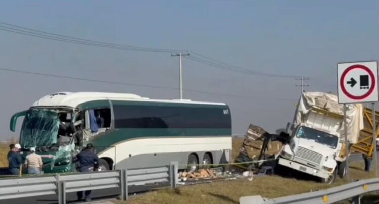 En el Libramiento Bicentenario se registró un choque múltiple que deja un saldo preliminar de al menos dos personas fallecidas.