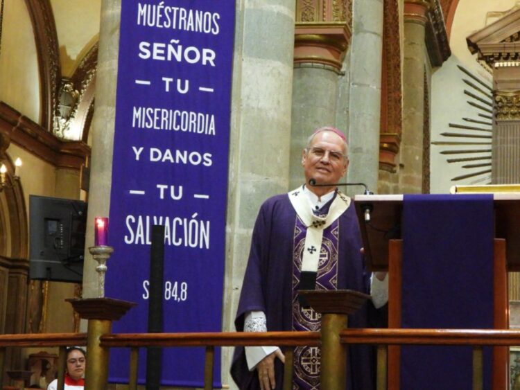 El arzobispo de la Arquidiócesis de Antequera Oaxaca, monseñor Pedro Vázquez Villalobos, en la misa del primer domingo de Cuaresma