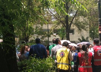 Primer simulacro nacional 2026 gente en la calle de Sullivan, Ciudad de México, en simulacro sísmico