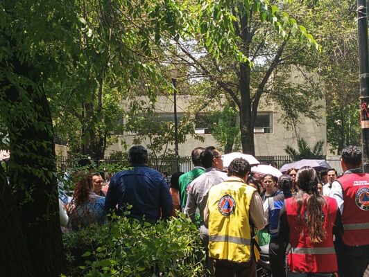 Gente en la calle de Sullivan, Ciudad de México, en simulacro sísmico