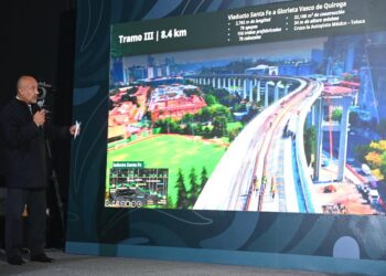 El titular de la SICT, Jesús Esteva explica la obra del Tren Inerurbano