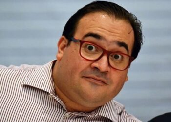 Un juez federal vinculó a proceso penal al exgobernador de Veracruz, Javier Duarte de Ochoa, por su presunta responsabilidad en el delito de peculado.