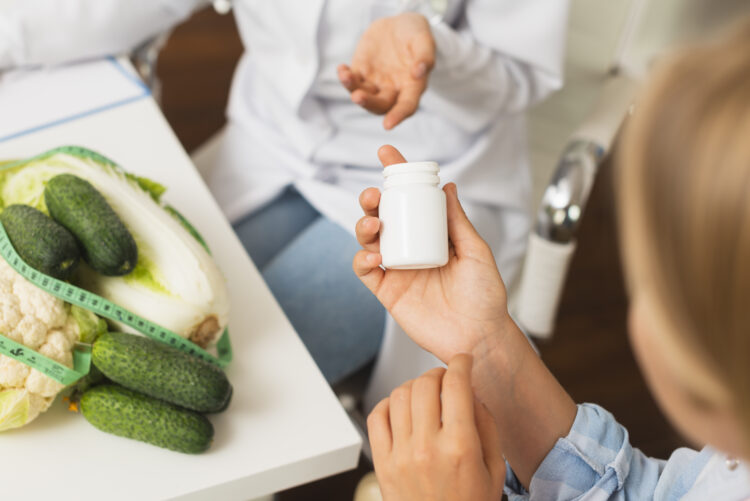 Los medicamentos antiobesidad sí son efectivos, pero no deben consumirse de manera arbitraria. AMEXI/AMEXI/FOTO/ Close-up mujeres con verduras y pastillero | Foto gratuita