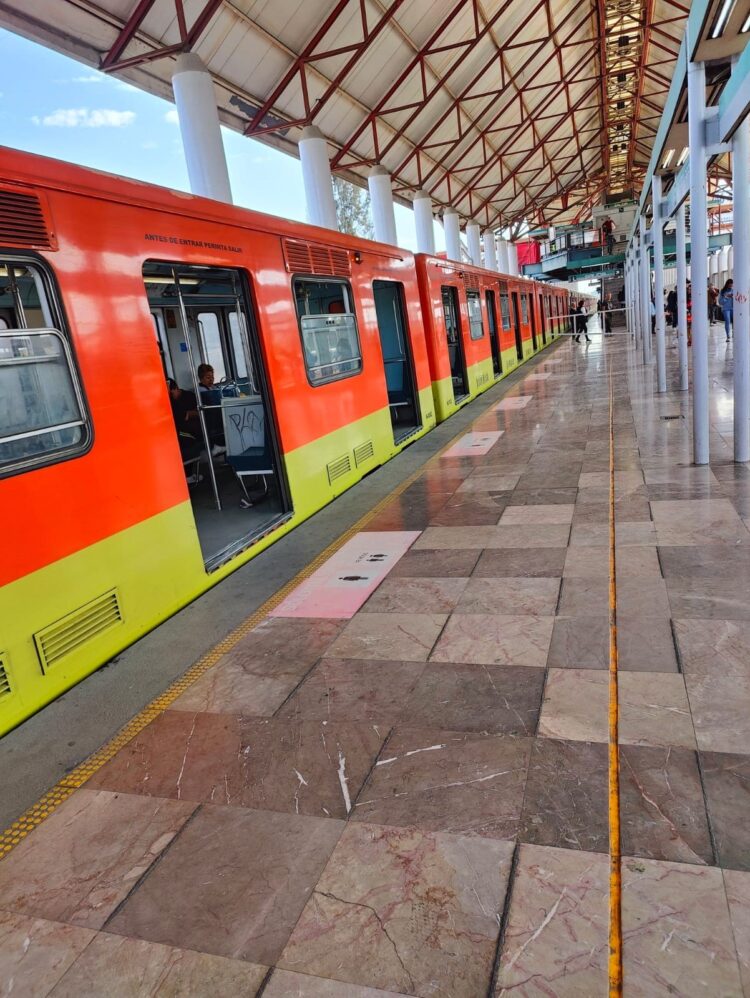 Rescatar con vida a una mujer de 49 años que presuntamente se arrojó al paso del convoy en la estación Nezahualcóyotl de la Línea B del Metro.