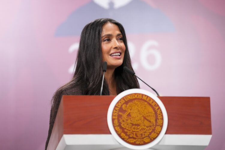 En el marco de la presentación de los Incentivos para la Industria Cinematográfica, la actriz Salma Hayek celebra el nuevo respaldo