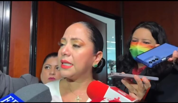 Entre sollozos, la senadora del PVEM, Juanita Guerra explica por qué acudió al salón de belleza que discretamente instalaron en el Senado.