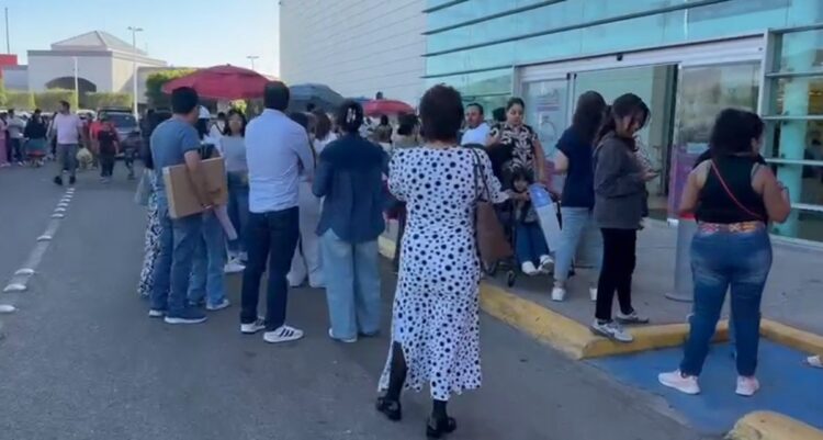 Gente en las calles de Oaxaca, después de la alerta sísmica del temblor del domingo