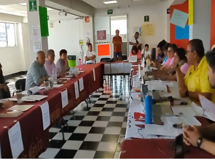 Trabajadores del SUTUACM en asamblea sobre el emplazamiento a huelga en la UACM.