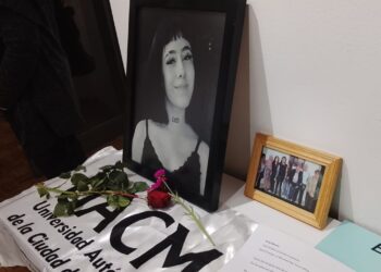 Sofía Salgado frente a sus fotografías de la exposición El caos en la realidad en la UACM.