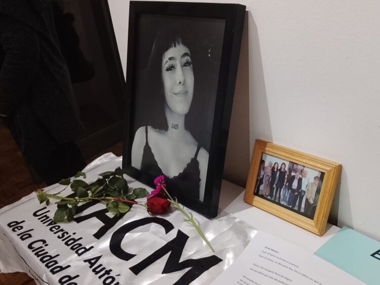 Sofía Salgado frente a sus fotografías de la exposición El caos en la realidad en la UACM.