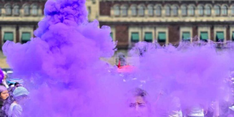 Mujeres pintan de violeta la CDMX para conmemorar el 8M