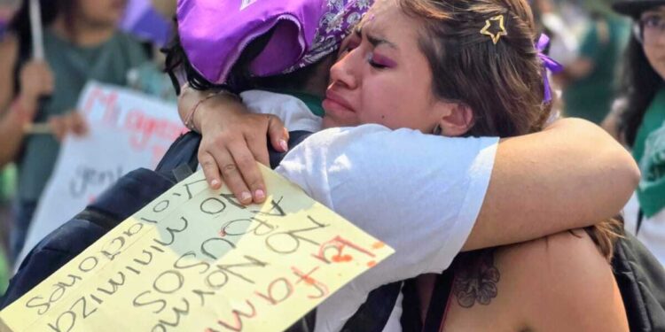 Mujeres pintan de violeta la CDMX para conmemorar el 8M