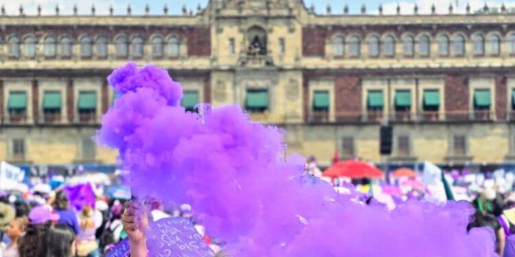 Mujeres pintan de violeta la CDMX para conmemorar el 8M